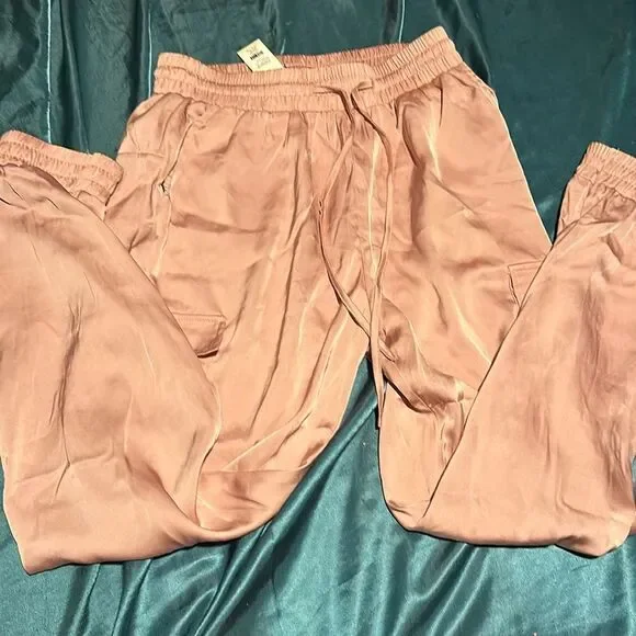 New Francesca’s light pink large satin pants with pockets - Picture 1 of 4